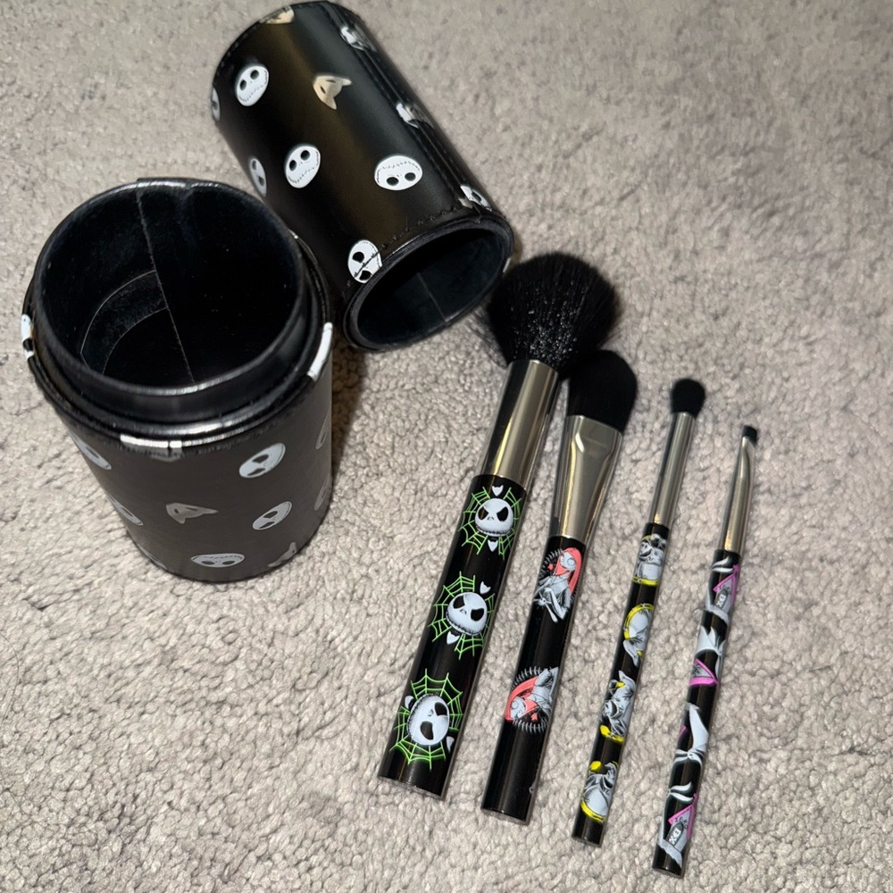 Nightmare Before Christmas 4 Piece Makeup brush set with holder